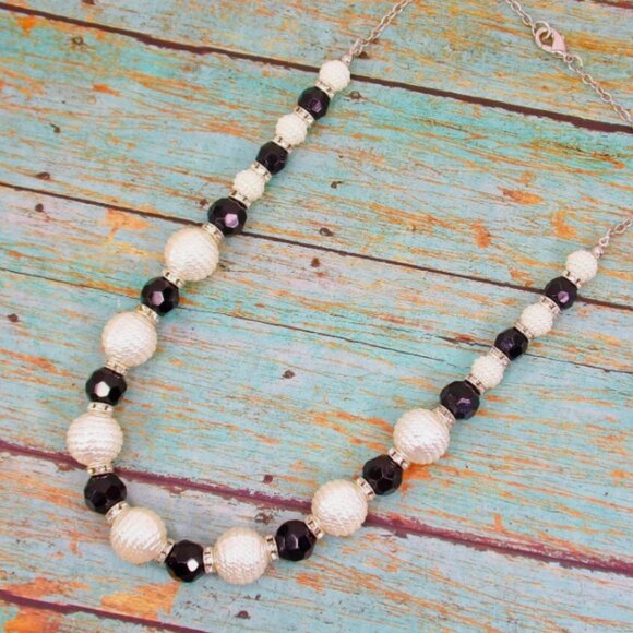 Black and white bead necklace with white textured pearl beads, black glass beads - Picture 5 of 9